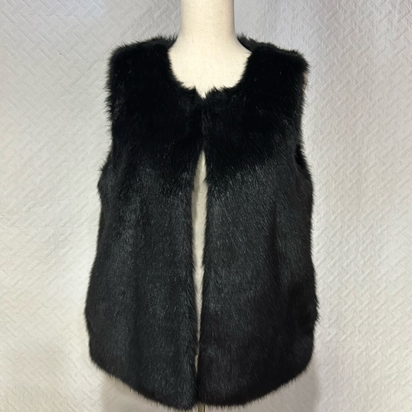 CeCe Jackets & Blazers - C’è C’è Medium Faux Fur Black Vest